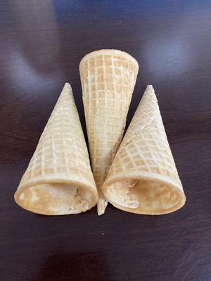 Bom preço. Máquina de aço inoxidável do cone de gelado do PLC 10kg/H on-line
