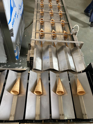 Bom preço. Máquina automática do cone de gelado dos SS 4.37kw 12kg/H on-line