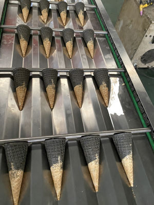 Bom preço. Cone de gelado de salvaguarda de duas cores do gás 3500pcs/h que faz a máquina on-line