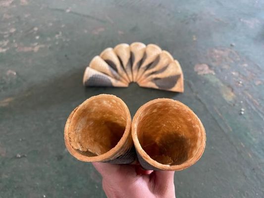 Bom preço. Cone de gelado de duas cores do túnel que faz a máquina para o milho on-line